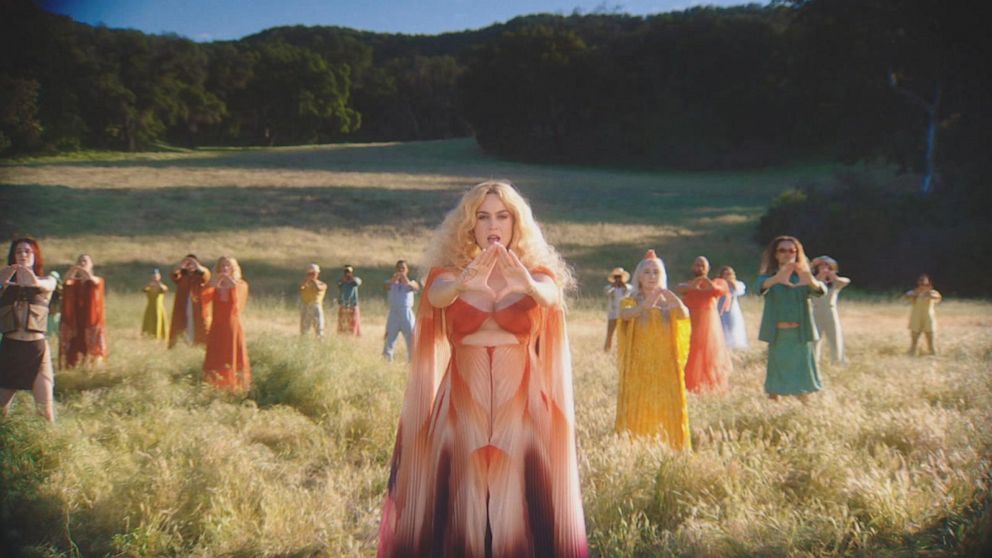 Asculta online, Katy Perry - Never Really Over, single nou
